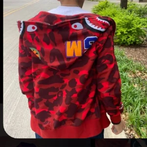 Bape hoodie  - Intresse koll på min röda bape Hoodie, Självklart är den äkta & för fler bilder skriv! Pris kan diskuteras 😁