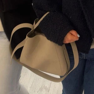 Väska - Har en tanke på att sälja denna väskan då jag inte är så söker på den längre, den är köpt för inte så länge sedan och är använd få ( skulle säga 4 ) gånger så den är i bra kvalitet. Och där av priset.