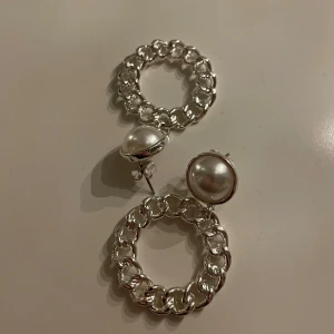 Örhängen  - Vackra örhängen med pärlor. Tyvärr aldrig använda. Ca 3 cm långa. Osäker på materialet.