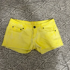 Gula lågmidjade jeansshorts  - Supersnygga lågmidjade jeansshorts💕 passar stor s/m