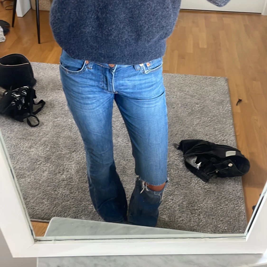 Low waist boot cut jeans med hål