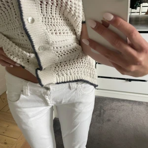 Jeans - Vita jeans från Levis. Lågmidjande och ganska smala i modellen. 