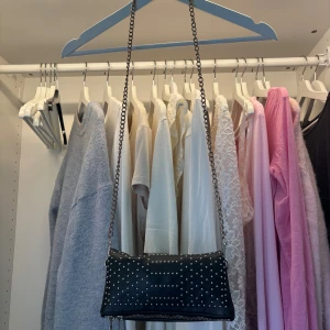 Väska - Säljer denna väskan från even & odd. Den är använd en del men i bra skick. 💕