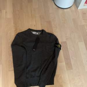 Tja, säljer denna skitsnygga stone island tröja eftersom den är för liten för mig. Tröjan är aldrig använt. Nypris runt 2000 kr. Kan sänka vid snabb affär