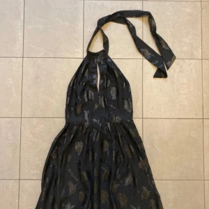 Glittrig klänning - Halterneck klänning med glitter detaljer, så fin och djup i ryggen🥰 endast använd ett fåtal gånger