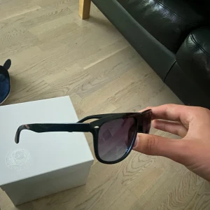 Solglasögon  - Solglasögon som är identiska till rayban boyfriends och väldigt snygga 