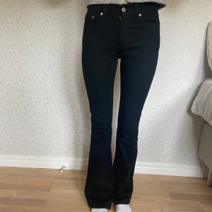 Jeans  - Säljer ett par bootcut jeans från Gina Tricot då de blivit för små på mig. Jeansen är i gott skick och använda ett fåtal gånger. 