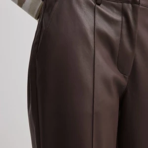 PU byxa i brunt - Ursnygga bruna byxor i läderimitation. Perfekta höstbyxan, och eftersom de är fodrade inuti är de supersköna hela vintern.    Inga anmärkningar.