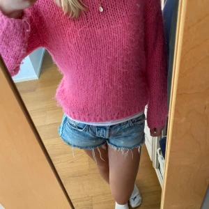 Rosa stickad tröja - Jättesöt stickad tröja från onlys barnavdelning i storlek 152, passar mig som vanligtvis har xs. Använd några gånger men inga defekter.