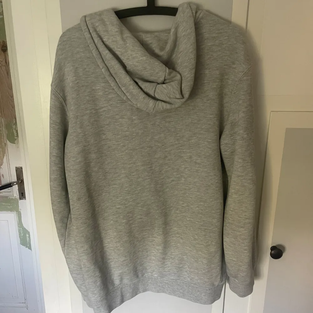 Grå helzip tröja från H&M Nypris 399kr mitt pris 149kr storlek S använd fåtal ggr  Skick 9/10. Hoodies.