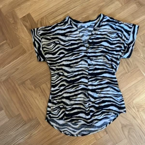 Blus - Oanvänd blus