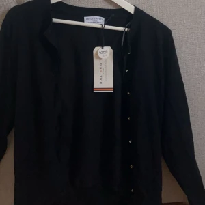 Lindex cardigan  - Superfin svart kofta ifrån Lindex med guldiga knappar. Helt oanvänd med lappar kvar💛