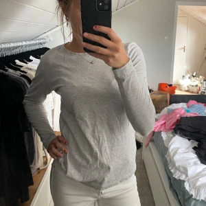 Grå långärmad T-shirt  - Grå långärmad T-shirt från Cubus 