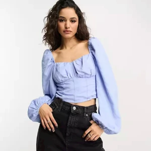 Blus från Other stories - Säljer nu min fina blus från other stories som inge längre säljs. Köpt för 700kr o använd fåtal gånger. Pris kan diskuteras 