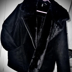 Fejk pälsjacka  - Vinterjacka, är i storlek M men den är ganska så stor i storleken. Väldigt bra skick. 