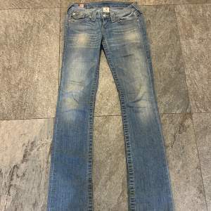 Säljer dessa sjukt snygga true religion jeans. Dom är bootcut och lowwaist. Dom passar mig i längden som är 168. Det är bara att fråga om ni vill veta några specifika mått.
