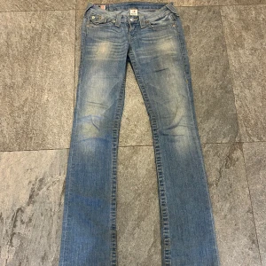 True religion jeans - Säljer dessa sjukt snygga true religion jeans. Dom är bootcut och lowwaist. Dom passar mig i längden som är 168. Det är bara att fråga om ni vill veta några specifika mått.