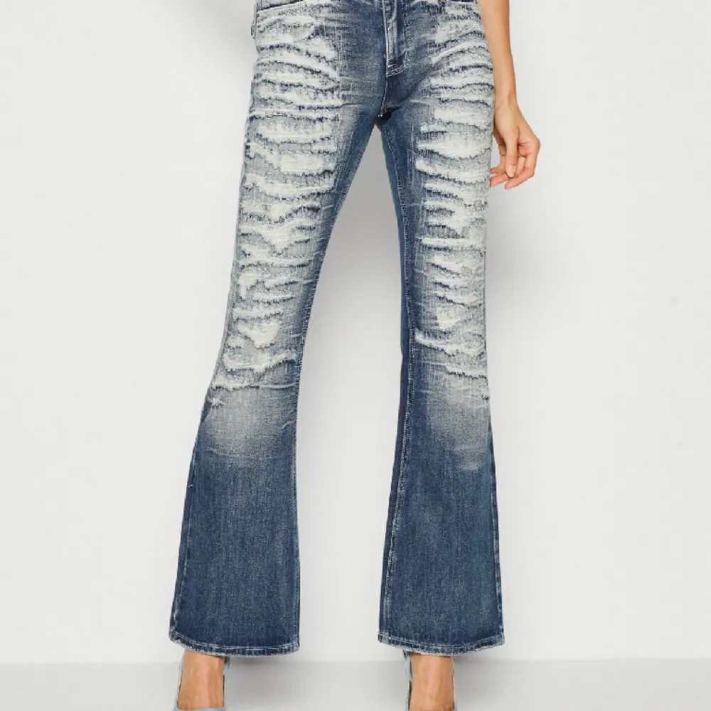 Lågmidjade trendiga supersnygga jeans. För stora för mig tyvärr men så snygga. Köpt dem på Urban outfitters och storleken är 30 i midjan.. Jeans & Byxor.
