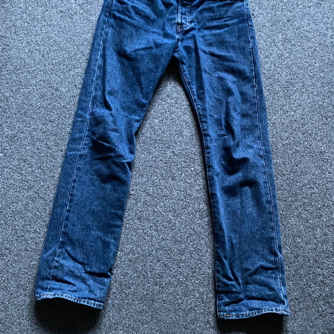 Mörkblåa Levis Jeans - 90