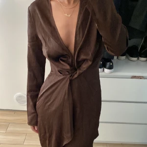 Satin klänning  - Bra skick 