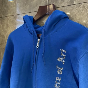 Rhinestone tröja - Säljer denna snygga rhinestone tröja med anledning av att den ej används längre. Tröjan är i storlek S och i ett väldigt fint skick. Kontakta gärna vid frågor! :)