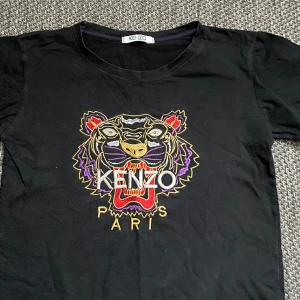 kenzo tröja  - ja vet inte om den är äkta.. och ja ber om ursäkt för allt katthår jag tar såklart bort de om någon köper!  storlek s 