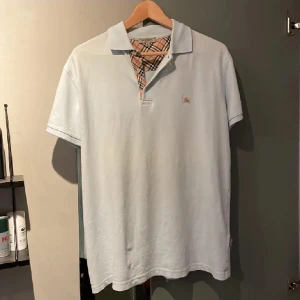 Grischig burberry piké  - Tjenare säljer denna burberry pike pga storlek. Är du intresserad så hör av dig! Obs!!! Priset går att diskuteras!!