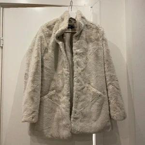 Pälsjacka - Mysig pälsjacka (självklart ej äkta päls) i beige färg