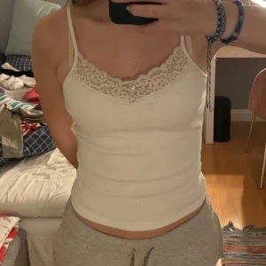 Vitt linne - Assnyggt vitt linne med spets🤍 Köpt secondhand🥰