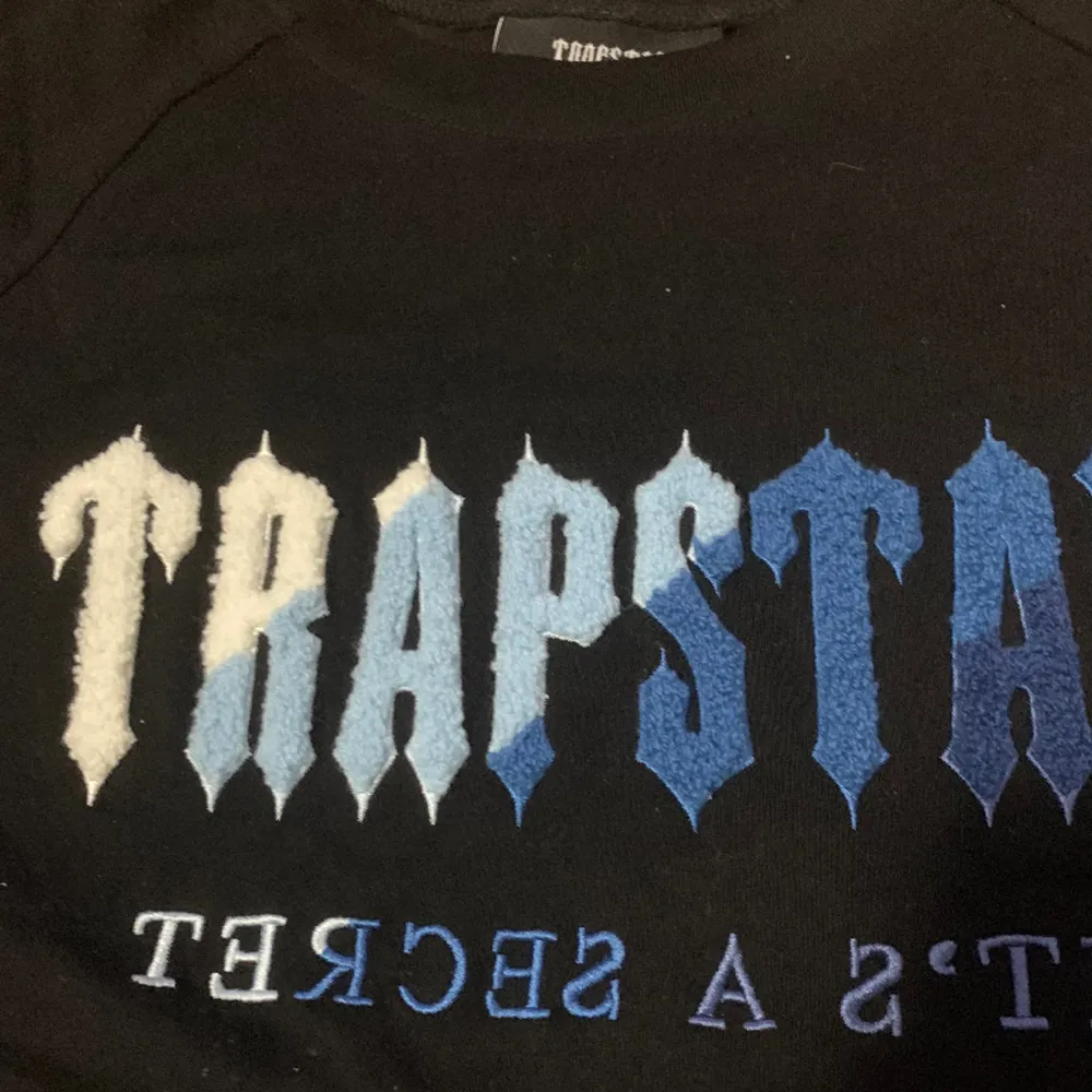 Trapstar tshirt från en märkes secondhand i London, köptes 2021. Knappts använd sen dess. Är i Medium men skulle säga passar S-L. T-shirts.
