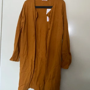 Senapsgul kofta - En lång senapsgul kofta i storlek S. Aldrig använd. 🧡