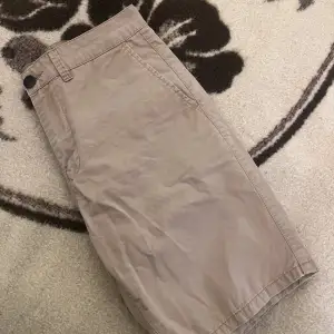 Beige shorts till salu från SMOG. Fin med ljus eller mörk överdel. Sparsamt använt. Nypris 399 kr