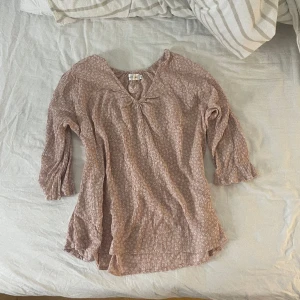 Rosa topp/blus - Söt rosa (mer rosa i verkligheten)  topp/blus med blommor. Den har  kvartsärmar🫶🏽