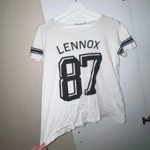 Lager157 tshirt - Tshirt från Lager157!💞 Har en pyttefläck på framsidan (syns på bild 1 & 3!) Kan gå ner i pris & kan även fås gratis i samband med köp av annat plagg på min sida 🩷