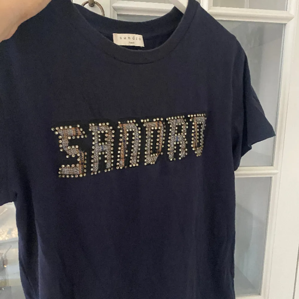 Så cool tröja ifrån Sandro! Storlek xs/s. T-shirts.