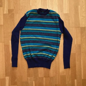 Randig, Retro 70-tals tröja i blått och grönt - Tröjan är inköpt ny från 70-talet och enbart använd en gång. Den saknar både märke och storlek men skulle uppskatta att den passar XS-M. Klicka gärna på köp nu och meddela för eventuella frågor. :)