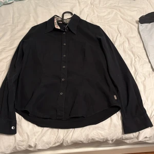 Burberry skjorta - Svart Burberry skjorta. Står storlek M men väldigt liten i storlek. Passar S-Xs Skick 9/10 väldigt gott skick. Pris kan diskuteras 