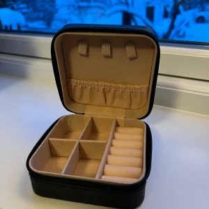 Smyckesskrin  - Helt nytt då jag råka köpa 2. 30kr + frakt 