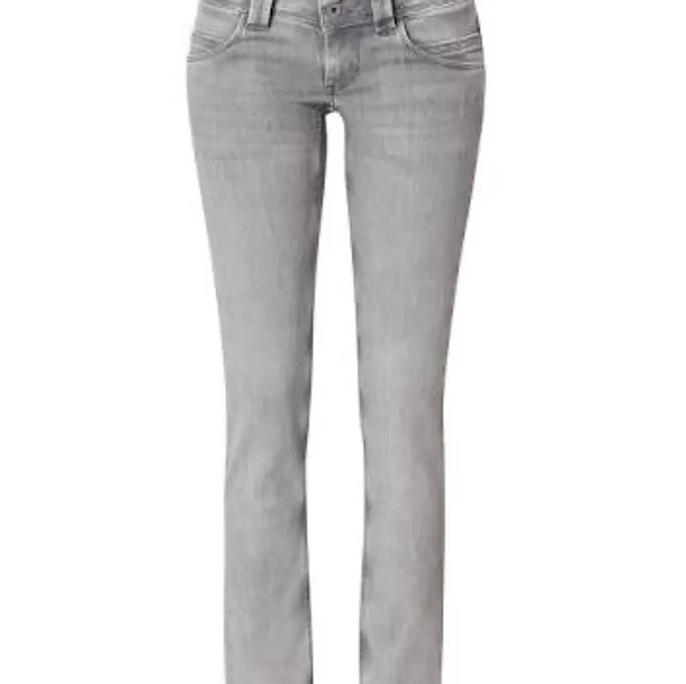 Säljer mina gråa pepe jeans då dem är lite för stora nu, skriv för egna bilder 💗 Nypris 1100. Jeans & Byxor.