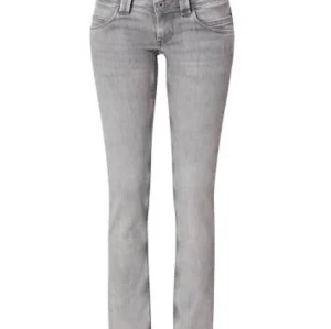 Pepe jeans  - Säljer mina gråa pepe jeans då dem är lite för stora nu, skriv för egna bilder 💗 Nypris 1100