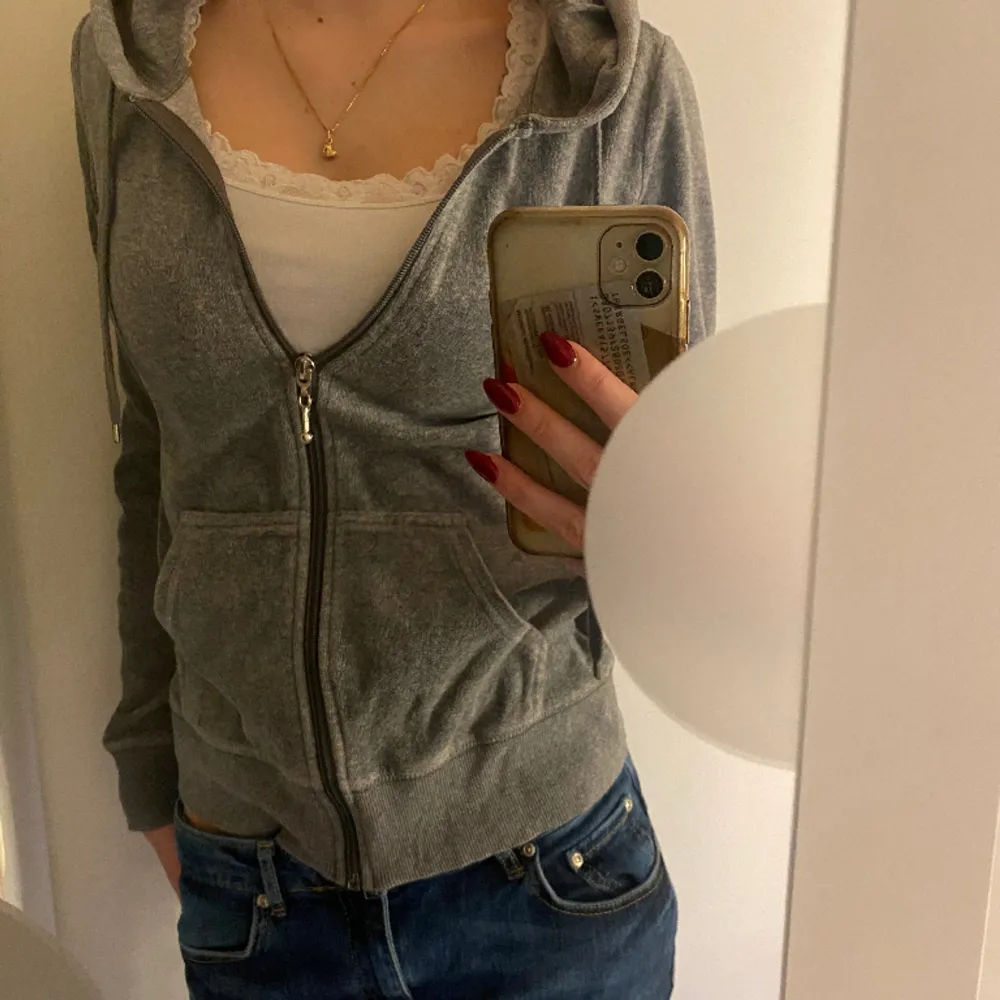Super fin grå zip-up hoodie med dragkedja och fickor på sidan och luva. Den är i storlek  xs men funkar för mig som har s. Den är den cubus, köpt för 300 men säljer för 150 kr, pris går dock att diskutera.. Tröjor & Koftor.