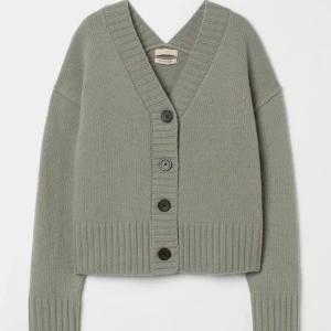 Superfin kofta! - Säljer min superfina cashmere-blend cardigan inköpt från HM premium selection använd 1 gång💕 Nypris 899kr