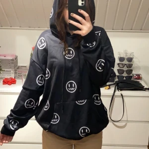 Smiley hoddie  - En svart smiley hoddie, ganska tunn men cool och i bra skick 