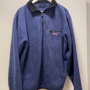 Fleece tröja  - En mörk blå fleece tröja. Den är jätte varm och perfekt för alla väder.