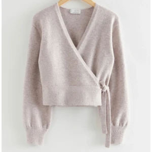 Kofta - Säljer denna populära tröja från &other stories! Den är använd endast ett fåtal gånger och säljer nu för den ej kommer till användning så mycket för mig! 😊