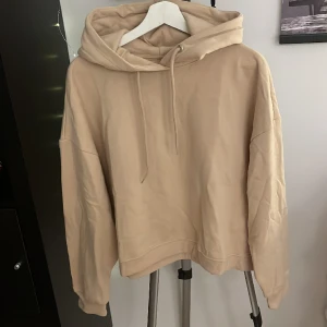 Beige crop hoodie  - Beige hoodie (crop)  Aldrig använd  Storlek L  