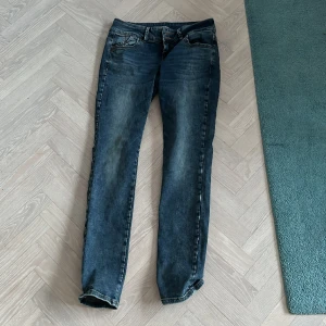 Ltb byxor säljes  - Säljer nu dom här ltb byxorna då dom var för stora, köpta från plick och i bra skick. Säljes eller bytes till ett par i 25/30💕 Kan skickas!