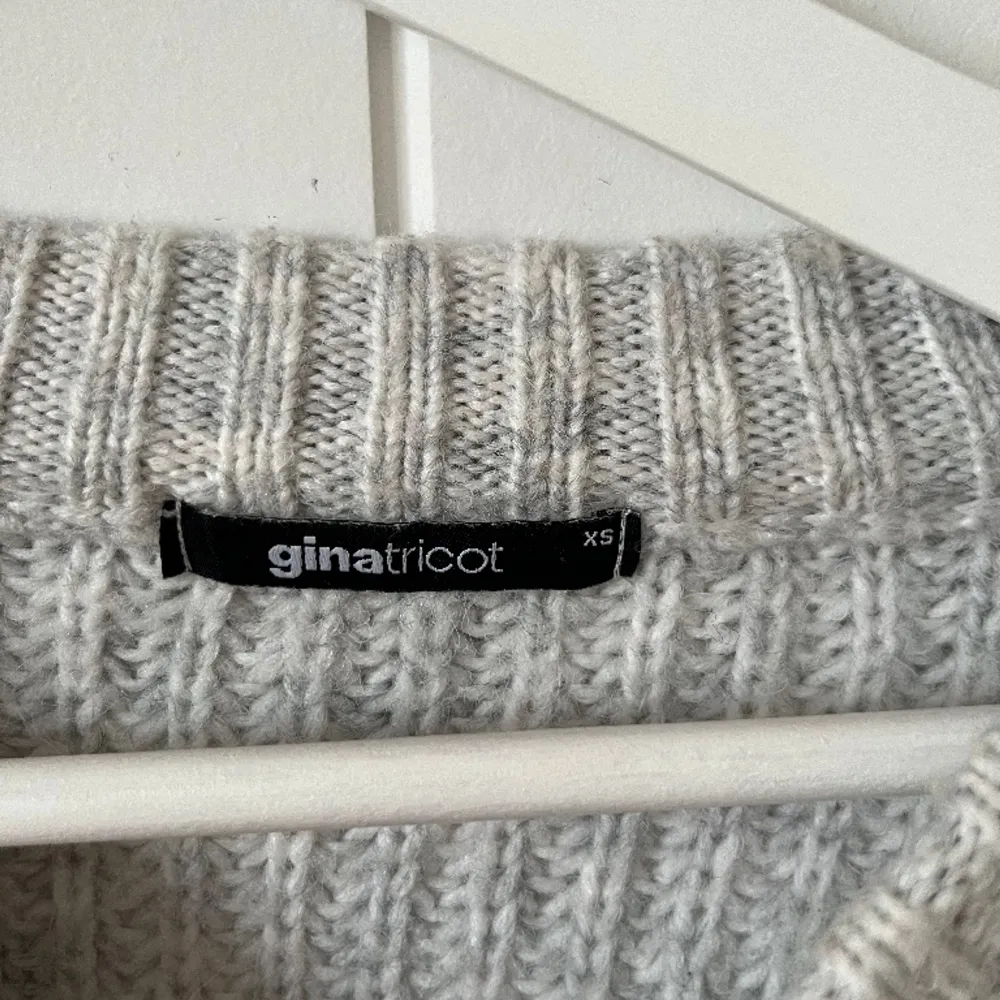 Säljer denna gråa stickade tröjan från GinaTricot i Stl xs💞💞Dm vid intresse/frågor. Tröjor & Koftor.