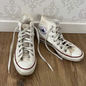 Höga Converse i storlek 37. Dem har använts flitigt, inga jättesynliga defekter. 