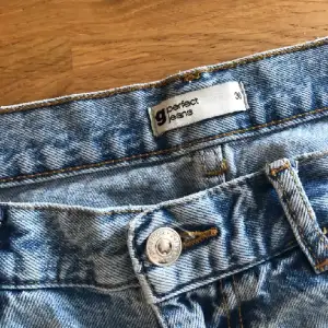 Säljer dessa low waist jeans som tyvärr inte passar mig längre. Väldigt bra skick/nyskick